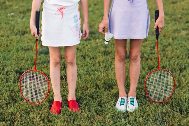 2 børn i badmintonsko